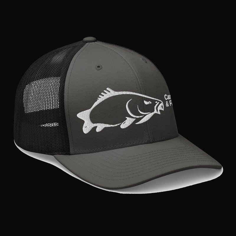 Gorra trucker gris y negra Carpfishing & Friends, vista en perspectiva