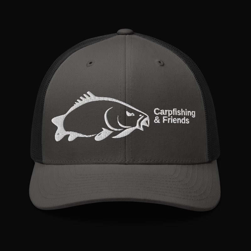Gorra trucker gris y negra Carpfishing & Friends, vista frontal