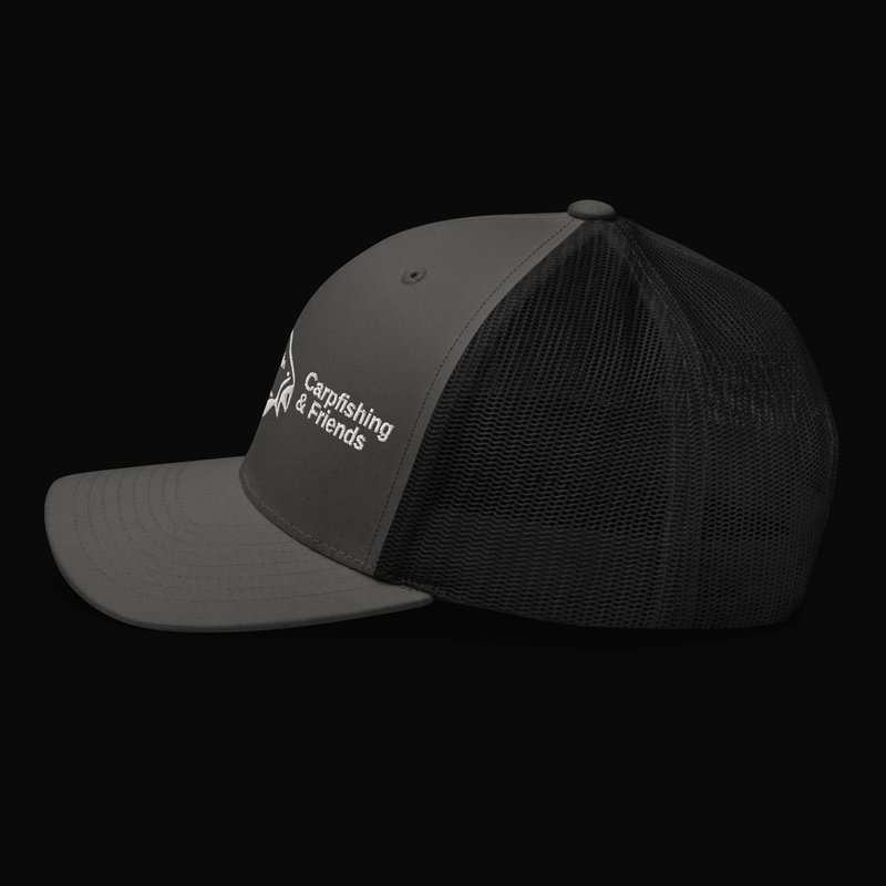 Gorra trucker gris y negra Carpfishing & Friends, vista lateral