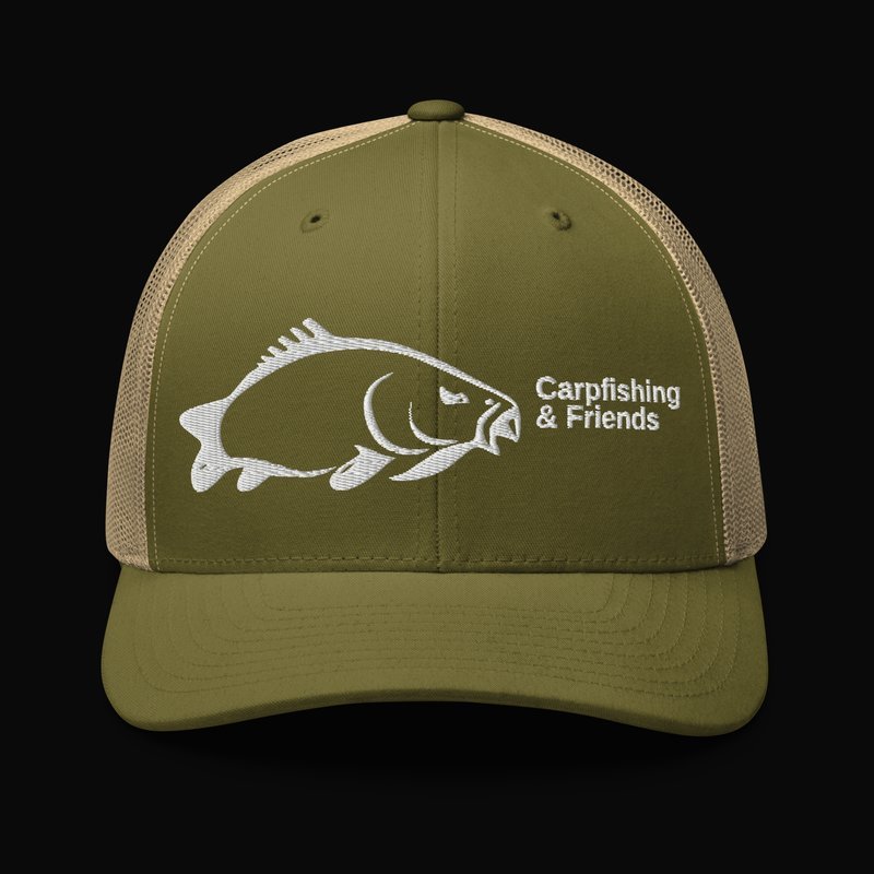Gorra trucker verde y caqui Carpfishing & Friends, vista frontal plana