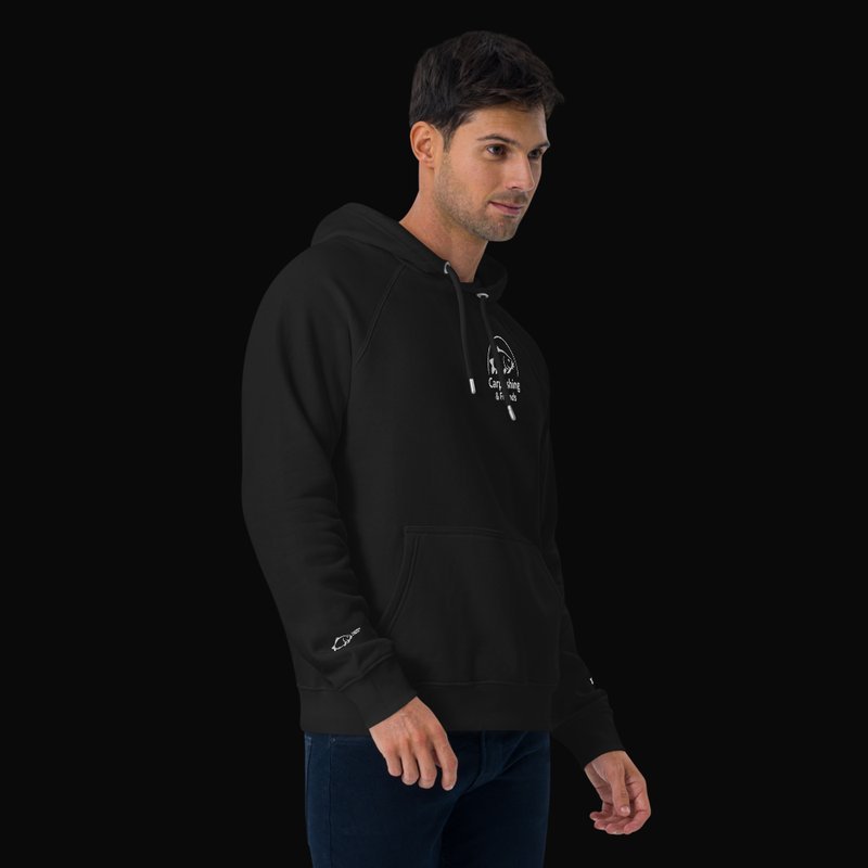 Detalle del bordado del emblema de carpa en el pecho de la sudadera