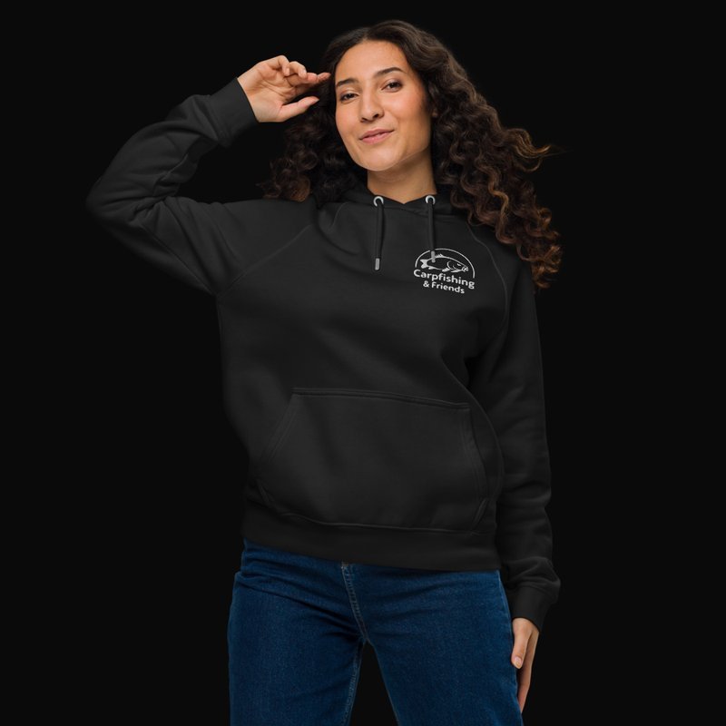 Sudadera con capucha negra Carpfishing & Friends puesta por una modelo